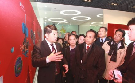 泰國(guó)農(nóng)業(yè)部副部長(zhǎng)Supachai Phosu一行到軟控參觀交流